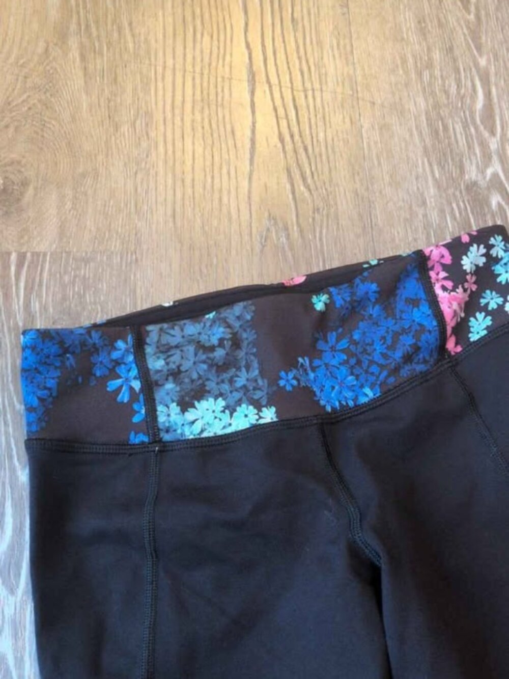 Lululemon black capri athletic pants with floral waistband size 2 - Picture 4 of 5